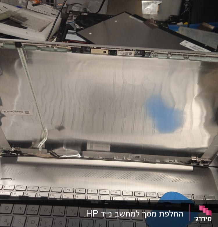 מסך מחשב נייד פתוח עם מקלדת גלויה